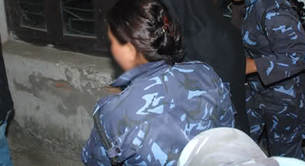 महिला प्रहरी भन्छिन्- ‘गाला रातो हुँदासम्म सरले कोठामा राख्नुहुन्छ’