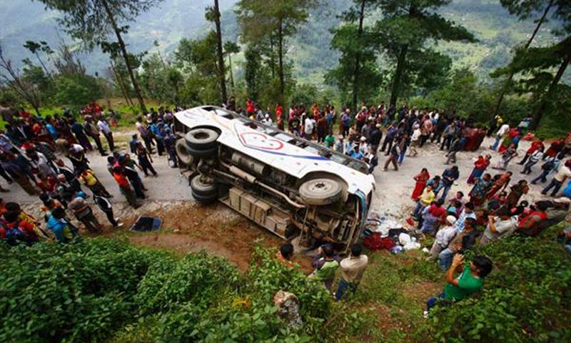 काठमाडौंदेखि धनगढी जाने बस दुर्घटना, बर्दियाकी राजकुमार थारुसहित तीनको मृत्यु