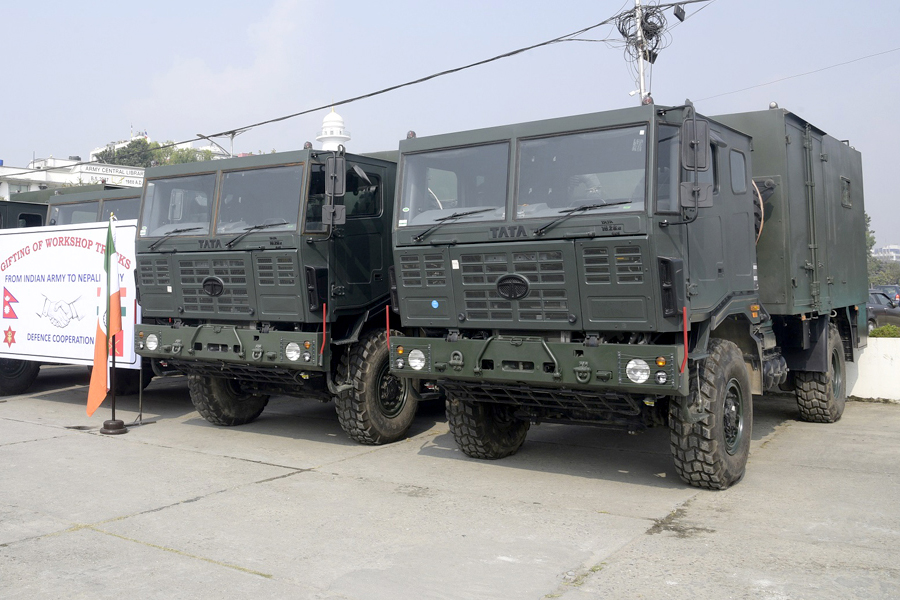 नेपाली सेनालाई भारतीय सेनाको पाँचवटा ट्रक उपहार