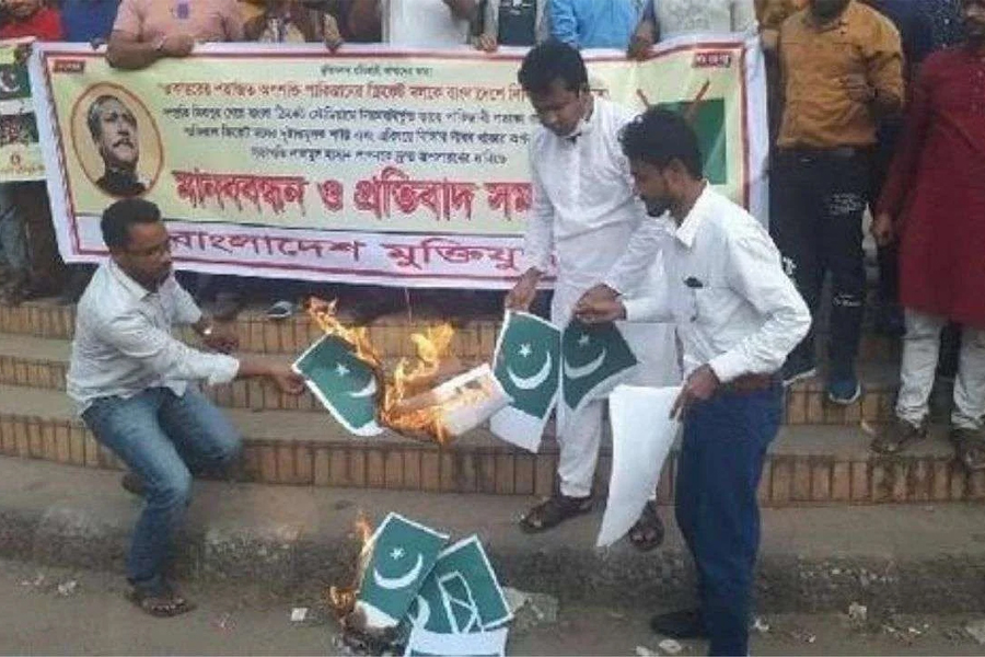 बंगलादेशमा पाकिस्तानको राष्ट्रिय झण्डा जलाइयो