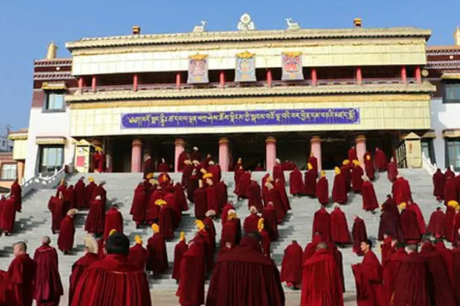 पक्राउ परेका तिब्बती भिक्षुहरू सम्पर्कविहीन