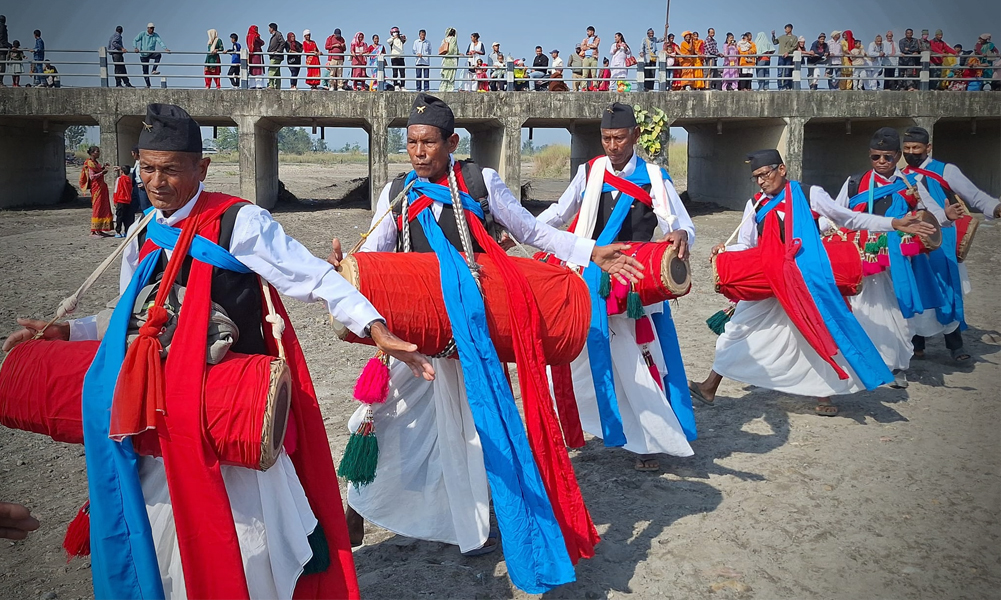 नवलपुरमा नचियो थारू समुदायको पौराणिक मेडरी नाच, तस्बिरमा हेर्नुस्
